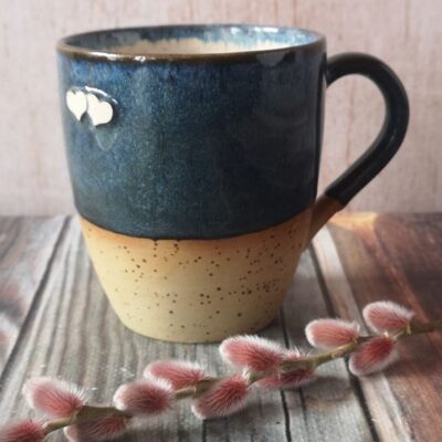 Kubek z uszkiem i serduszkiem chmurne niebo