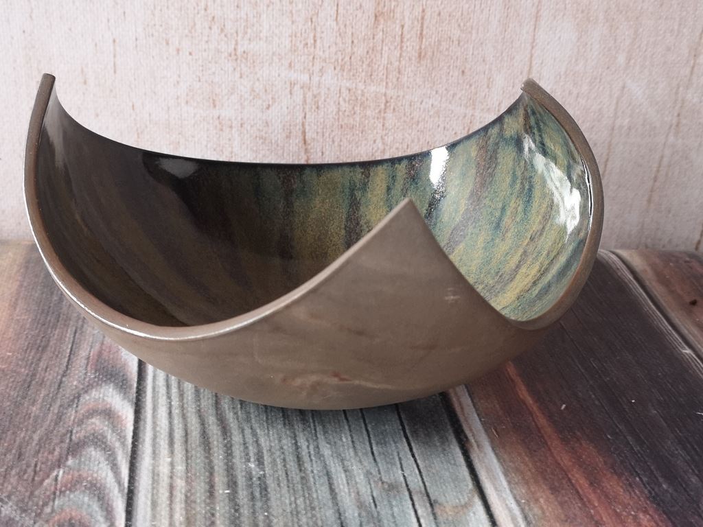 misa trójkątna zielono-brązowa