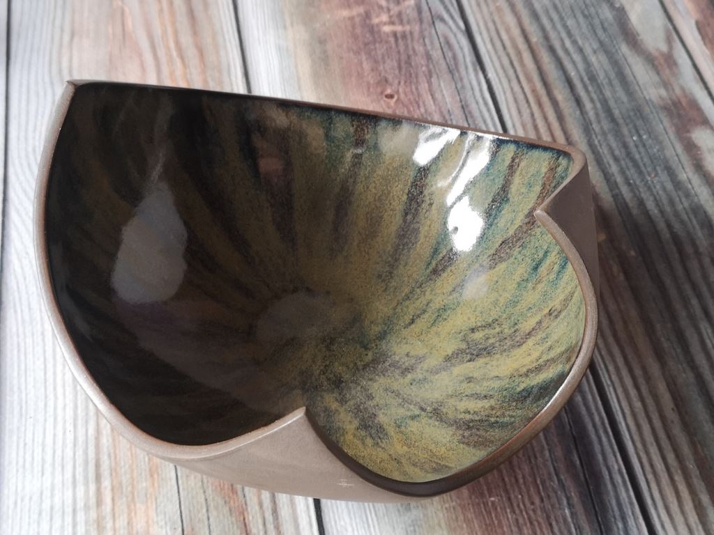 misa trójkątna zielono brązowa