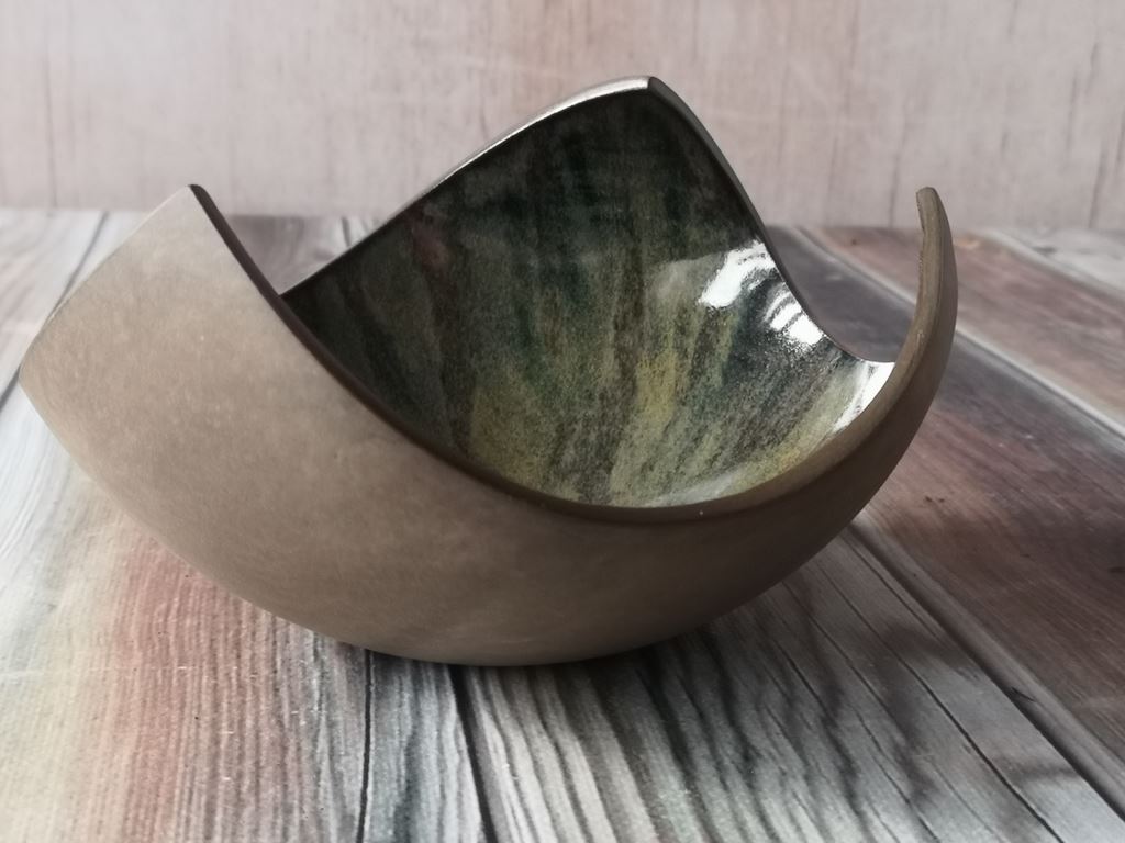 misa trójkątna zielono-brązowa