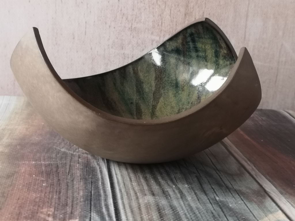 misa trójkątna zielono-brązowa