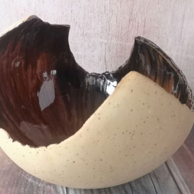 Misa ceramiczna brązowa, trójkątna z nieregularnymi krawędziami