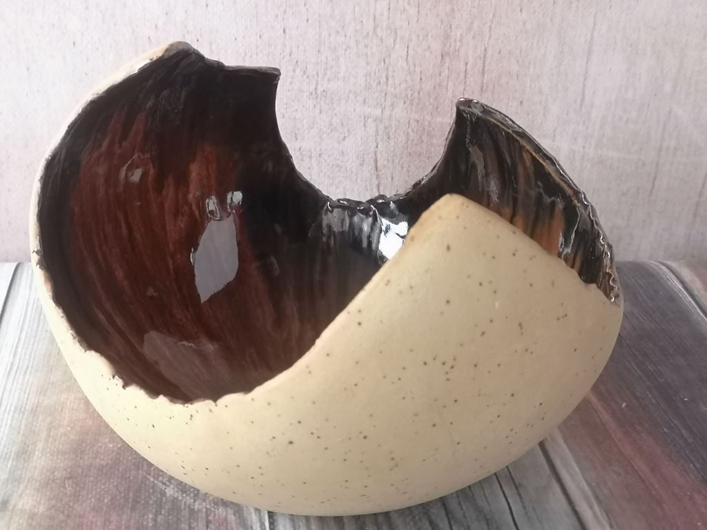 Misa ceramiczna brązowa, trójkątna z nieregularnymi krawędziami